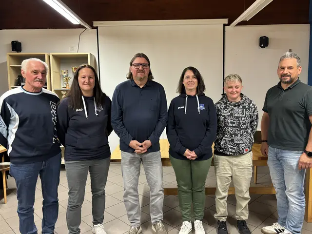 Neuer Vorstand: Sektionsleiter Alfred Weber, Obmannstellvertreterin Kerstin Weber, Obmann Christian Marth, Schriftführerin Simone Fazekas, Kassierin Carmen Marth und Kassierinstellvertreter René Höfer | Foto: Michael Strini