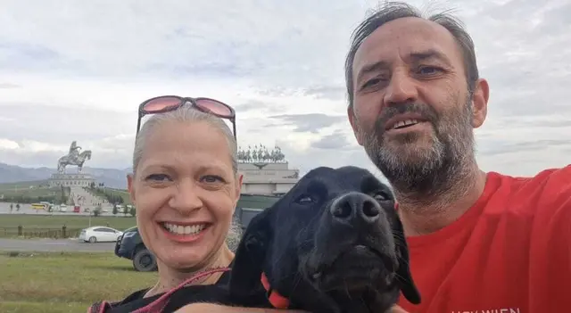 Martina Obletter, Harald Untersteiner und Hund "Ferdinand" vor der Statue des Dschingis Khan in Ulaanbaatar, der Hauptstadt der Mongolei. | Foto: Harald Untersteiner