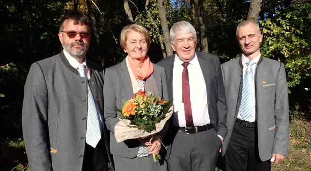 Bürgermeister Klaus Schütz, Hedwig Haslinger, Friedrich Haslinger und Gemeinderat Martin Pleil. | Foto: Marktgemeinde Großkrut