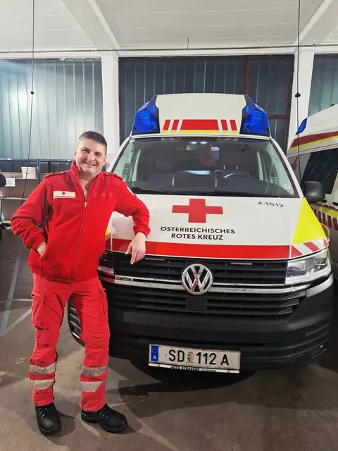 Johann "Burgi" Burgholzer ist langjähriger Mitarbeiter des Roten Kreuzes Schärding. Er steht seit 30 Jahren im Dienst für Menschen in Not.
 | Foto: Rotes Kreuz Schärding