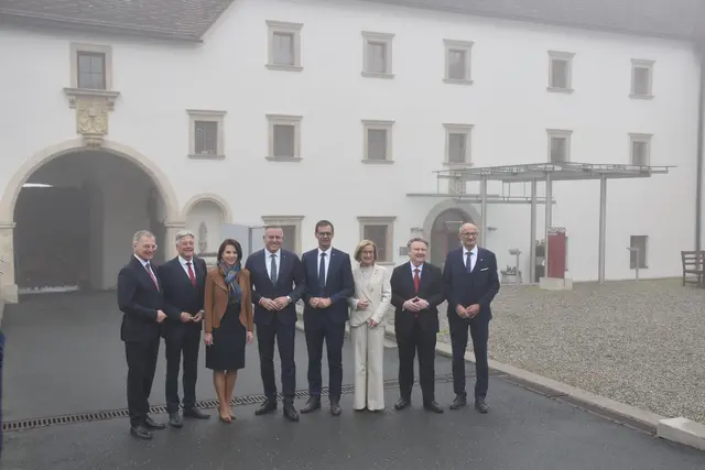 Bei dichtem Nebel wurde vor Sitzungsbeginn das Gemeinschaftsfoto im Schlosshof gemacht. | Foto: MeinBezirk/W. Fischer