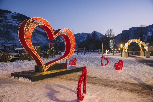 Das Herzleuchten rund um den Freizeitpark Zell am Ziller wird ab 20. Dezember 2025 zum abendlichen Highlight.
 | Foto: Thomas Eberharter Photography