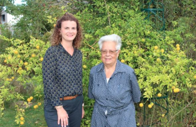 Anlässlich des 90. Geburtstages wurde Frau Martina BANYAI aus Strasshof von Vizebürgermeisterin Julia Neidhart-Hermann ein Geschenk der Gemeinde übergeben. | Foto: Strasshof