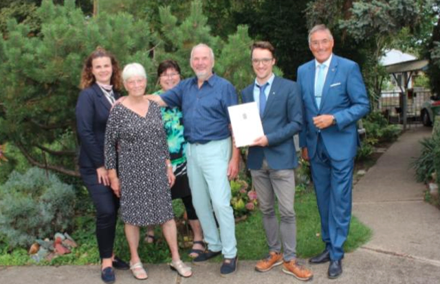 Anlässlich der EISERNEN HOCHZEIT wurde Herrn und Frau Hans und Johanna WOHLMUTH aus Strasshof von Bürgermeister Ludwig Deltl und Vizebürgermeisterin Julia Neidhart-Hermann sowie einem Vertreter der Bezirkshauptmannschaft Gänserndorf, Mag. Tobias Witzmann, am 2. September 2025 ein Geschenk der Gemeinde übergeben. | Foto: Strasshof