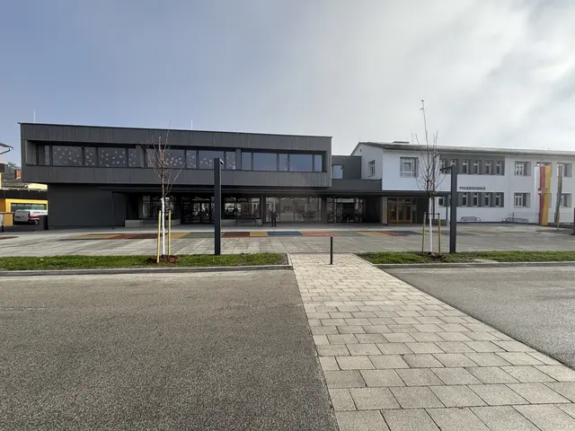 Die Baugitter sind nun endlich Geschichte - das Bildungs- und Kulturzentrum Liebenfels erstrahlt im neuen Glanz. | Foto: MeinBezirk.at/Astrid Siebert
