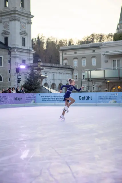 Bei der gestrigen Eröffnung zeigten auch die jungen Eisläuferinnen des Eisteam Salzburg ihr Können | Foto: Eisteam Salzburg/Theresa Marka