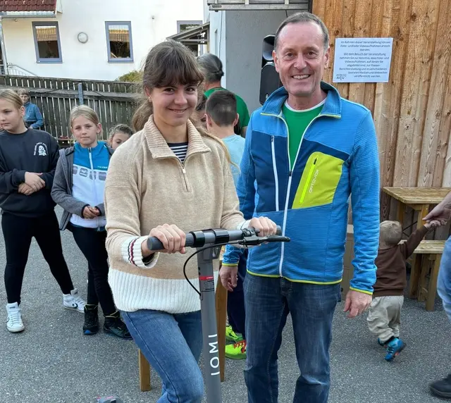 Über den E-Scooter freute sich Valerie Meier. | Foto: Nitscha Aktiv