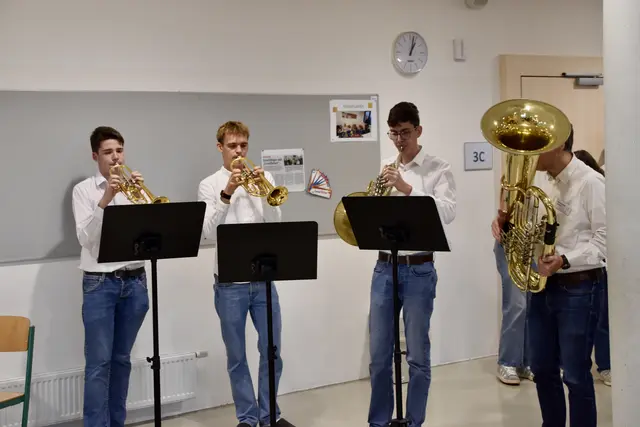 Musikalisch unterhielt auch Bläserensemble der Schule.  | Foto: Stefan Schneider