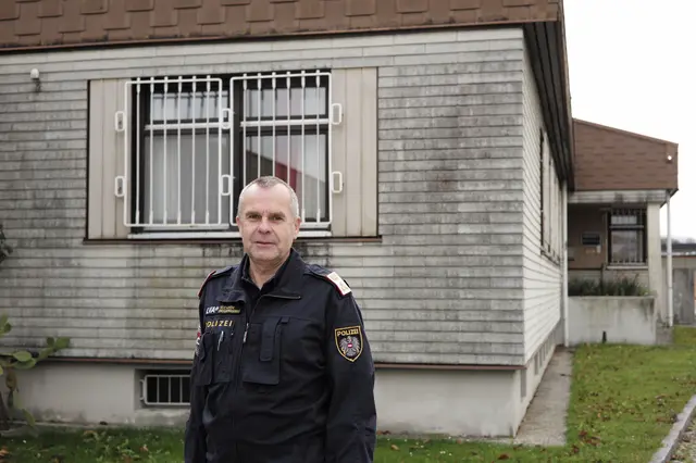 Autobahnpolizei-Kommandant Thomas Jursitzky vor der, in die Jahre gekommenen, Dienststelle in Warth. | Foto: Santrucek