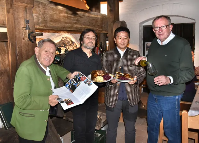 Gans’l und Wein als köstlicher Auftakt zum Jubiläumstreffen. | Foto: Herbert Schleich