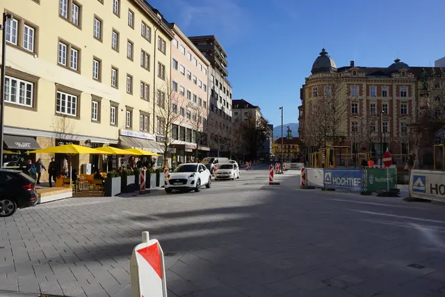 Eine Begegnungszone umfasst das gesamte Areal des Bozner Platzes. Hier sind alle, verkehrstechnisch, gleichberechtigt. | Foto: Jan Thönnessen