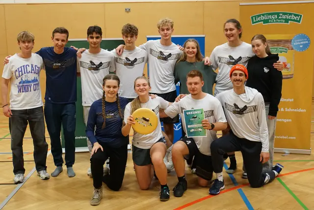Styrian Hawks mit Turnierleiter Michael Meister und der "Spirit-of-the-game"-Trophäe. | Foto: Bernd Köhldorfer