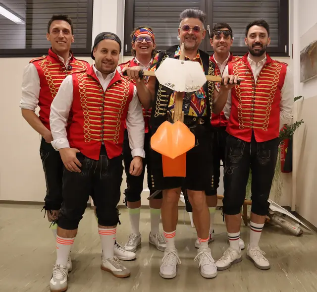 Hermann Gritsch alias „Hemmi“ mit "Stanggerchopper" und Band: Lukas Walser (Drums), Marco Haid (Bass), Philipp Walser (Gitarre), Simon Fink (E-Gitarre) und Elias Fink (Keyboard) sorgten für viele Lacher beim Benefizabend im Stadtsaal Imst. | Foto: Tatschl