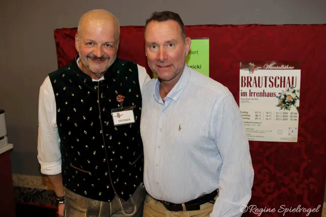 Regisseur Erich Baumgartner freute sich über den Besuch von Bürgermeister Josef Rothensteiner.