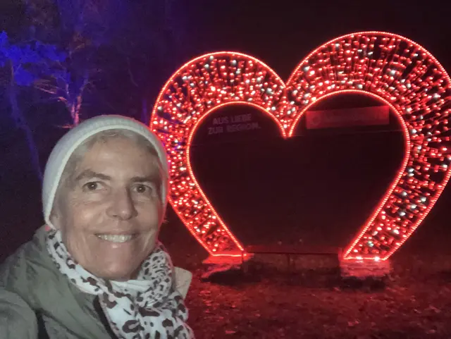 Das rote Herz von "MeinBezirk" war an mehreren Stellen ein beliebtes Fotomotiv