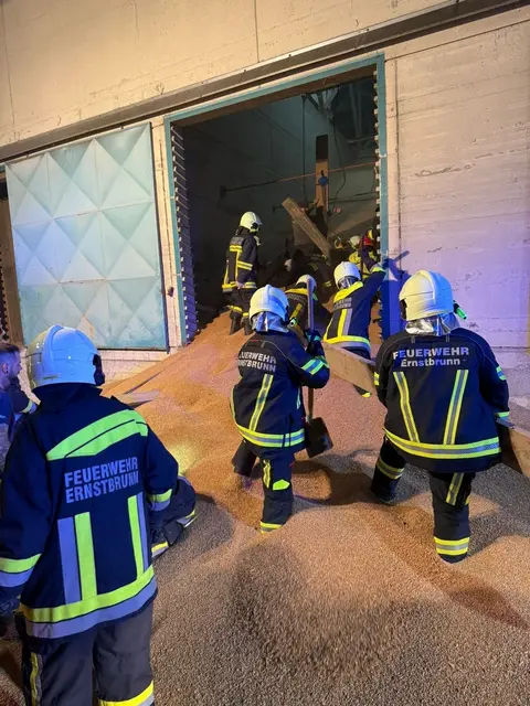 Zwei Arbeiter wurden in einer Getreidebox verschüttet. Die Bergung war gefährlich, das Getreide verhielt sich wie Treibsand. Für einen Arbeiter kam jede Hilfe zu spät. | Foto: Freiwillige Feuerwehr Ernstbrunn