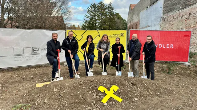 v.l.n.r.: Martin Pertl (Geschäftsführer Handler Infrastruktur GmbH), Peter Bubits (Obmann RRB Mödling), Sonja Laimer (Geschäftsleiterin RRB Mödling), Bürgermeisterin Doris Kirstorfer, Barbara Freiler (CFO Handler Group), Klaus Pristounig (E3 Architekten ZT GmbH | Projektbegleitung) &amp; Marco Baumgartner (Bankstellenleiter Münchendorf) setzten den symbolischen ersten Spatenstich für die neuen Objekte in der Hauptstraße 8 und 18. | Foto: RRB Mödling