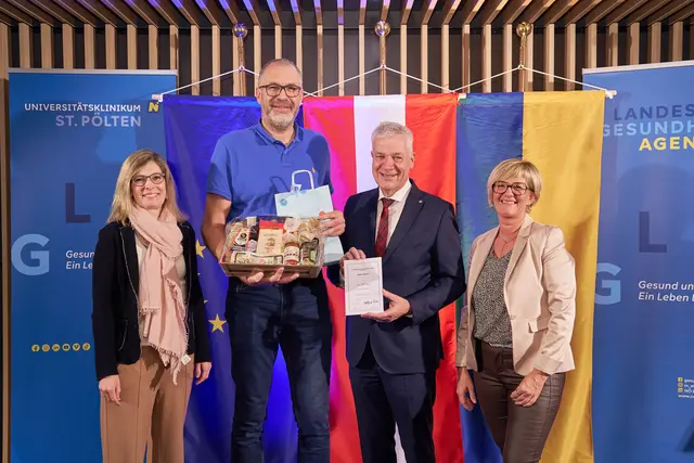 Priv.-Doz. Dr. Karin Pieber (Ärztliche Direktorin), 210maliger Blutspender Dieter
Nusterer, Landesrat Anton Kasser, Maria Gwiß, MSc (Organisationsleiterin Blutbank) | Foto: UK St. Pölten