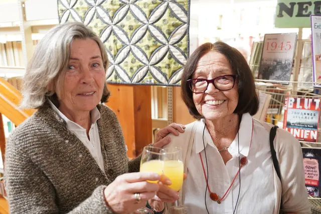 Gabi Sinabell stieß mit Ingrid Konrad an.