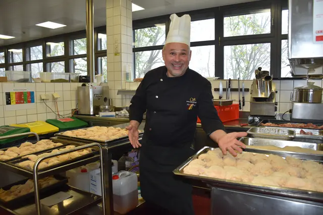 Küchenchef Hugo Fuko gewährte MeinBezirk an einem sehr intensiven Arbeitstag kurzen Einblick in die Schlossküche. Bald werden die Backhendl in der Pfanne brutzeln. | Foto: MeinBezirk/W. Fischer
