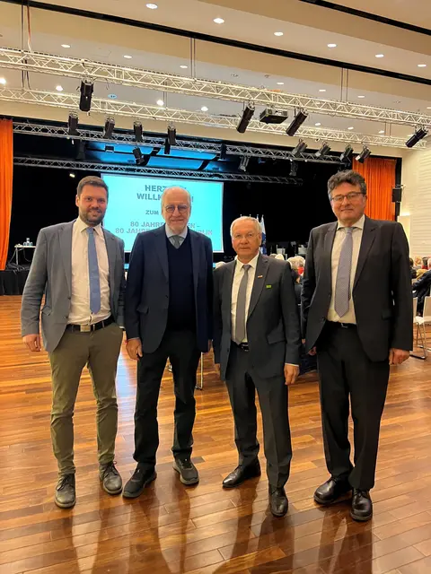 Feldbach widmete seinen BürgerInnen einen Abend zum Thema "80 Jahre zweite Republik - 80 Jahre Frieden". Philipp Huemer, Manfred Prisching, Josef Ober und Michael Mehsner (v.l.) freuten sich über ein volles Haus. | Foto: MeinBezirk