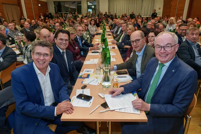 Tullns Bürgermeister Peter Eisenschenk (ganz links) lud u.a. LH-Stv. Stephan Pernkopf (rechts) nach Langenlebarn. | Foto: Josef Bollwein