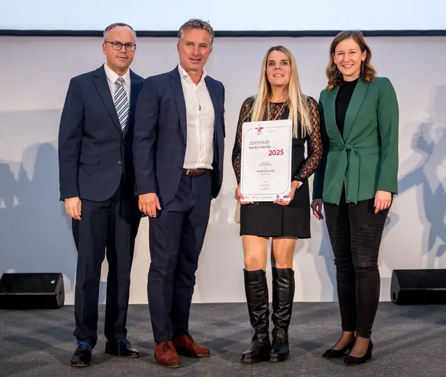 Familienministerin Claudia Plakolm, HR-Leiterin Barbara Wagner, Vorstand Wolfgang Landler und Geschäftsführer Harald Dobernig (von lrechts).
 | Foto: Hirsch Servo