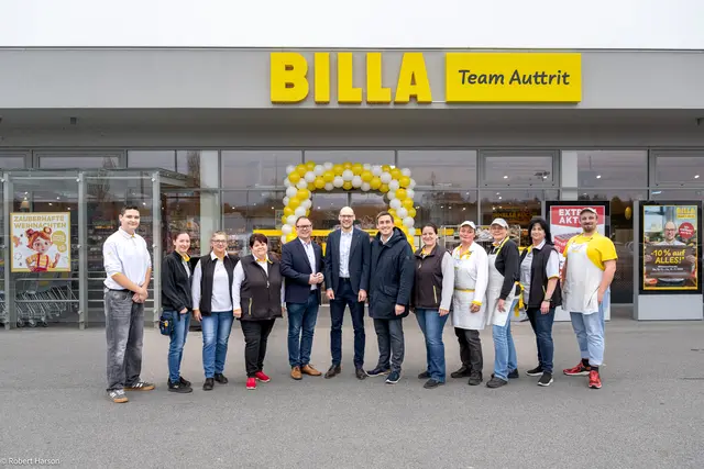 BILLA Kaufmann Fabian Auttrit (Mitte) und sein Team wurden zur Eröffnung von Franz Aigner (Bürgermeister Kirchberg am Wagram, mittig links) und Alexander Judex (Ortsvorsteher Kirchberg am Wagram, mittig rechts) besucht. | Foto: BILLA AG / Robert Harson
