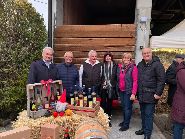 Vizebürgermeister Otto Sucher, GV Manfred Stromberger und Gemeinderätin Margarete Träger genossen den Tag der offenen Kellertür.  | Foto: Privat