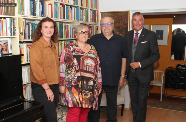 Anlässlich der GOLDENEN HOCHZEIT wurde Herrn und Frau Sepp und Ursula KIFFMANN aus Strasshof von Bürgermeister Ludwig Deltl und Vizebürgermeisterin Julia Neidhart-Hermann am 3. Oktober 2025 ein Geschenk der Gemeinde übergeben. | Foto: Strasshof