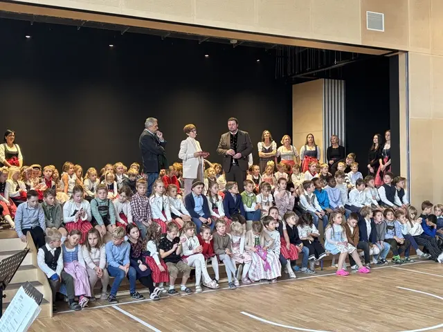 Vizebürgermeister Martin Weiß dankte allen beteiligten Firmen und Förderstellen für die planmäßige Umsetzung des Projektes.  | Foto: MeinBezirk.at/Astrid Siebert