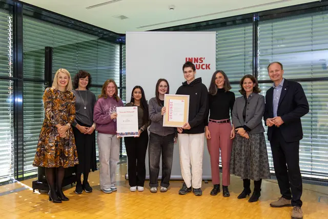 Die Mittelschule Ilse-Brüll-Gasse renovierte gemeinsam mit dem Künstler Alois Schild das Mahnmal für Wolfgang Tschernutter.

  | Foto: IKM/D. Jäger