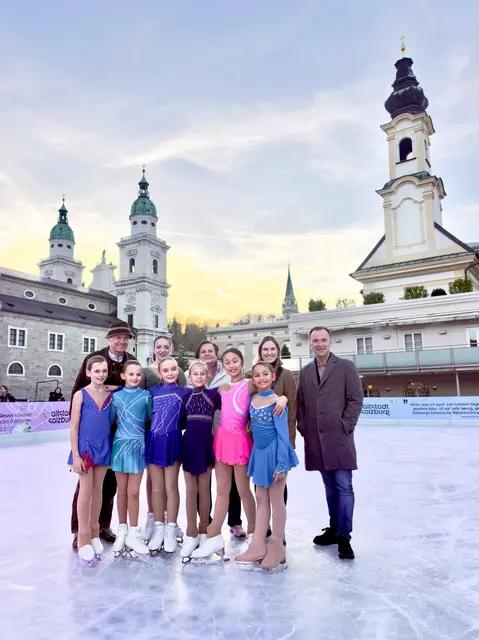 Eröffneten den Eiszauber am Mozartplatz: Das Salzburger Eisteam mit Bürgermeister Bernhard Auinger (re.) und Christkindlmarkt-Obmann Wolfgang Haider. | Foto: christkindlmarkt.co.at