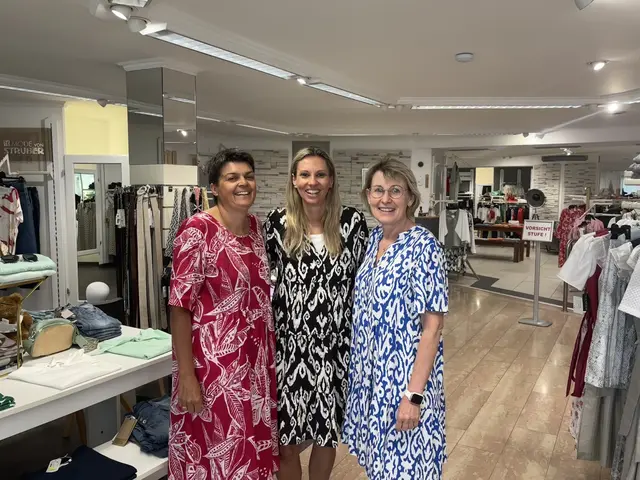 In Golling zeigt der lokale Handel, wie erfolgreich regionale Wirtschaft sein kann – so auch Anna Kappl (Mitte) vom Modehaus Struber mit ihrem Team.  | Foto: Theresa Vogl