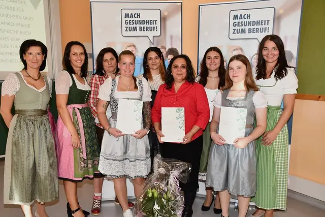 Die Ausbildung zum Pflegeassistenz ist abgeschlossen, mit der Schulleitung wurde gefeiert, rechts im Bild Dir. Hermine Wallner. | Foto: Anita Galler