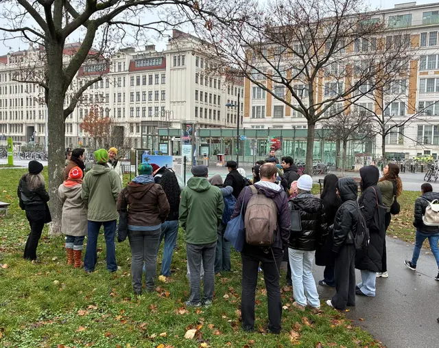 Die Vernissage einer Fotoausstellung zum Amazonas-Regenwald im Bruno-Kreisky-Park hat zahlreiche Interessierte angelockt. | Foto: Clara Schweighofer
