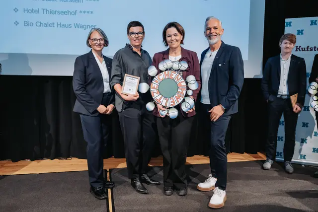 Brigit Astner und Beate Astner-Prem nahmen die Ehrung für den Sattlerwirt Hotel in Ebbs von der TVB-Führung entgegen. 

Fotograf: Thorben Jureczko für PR-Agentur WEISS PR &amp; MEDIA www.weiss-pr.at | Foto: © TVB Kufsteinerland / Thorben Jureczko