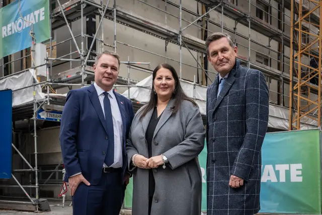 v.l.: Vizekanzler und Wohnminister Andreas Babler, Vizebürgermeisterin und Wohnbaustadträtin Kathrin Gaál, Innovations- und Infrastrukturminister Peter Hanke (alle SPÖ) machten sich ein Bild von der neuartigen Sanierungsmethode.  | Foto: BMIMI Tobias Holzer