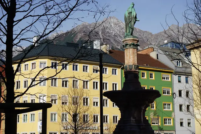 Der Rudolfsbrunnen bildet nach wie vor das Zentrum des Bozner Platzes. | Foto: Thönnessen Jan