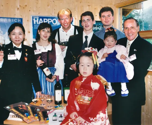 Weinpräsentation in Happo  Yumiko Furuhashi, Gisi Bauer, Toni Honsig, Philip Zull, Godfried Prechtl und Tourismuschef aus Lech Peter Burger | Foto: Herbert Schleich