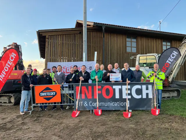 Stefan Kitzmantl, Geschäftsführer von Infotech (Mitte), und Bürgermeister mit Anrainer aus Hilprechting, sowie Vertreter der Firma Infotech, Spindler und Swietelsky. | Foto: Infotech