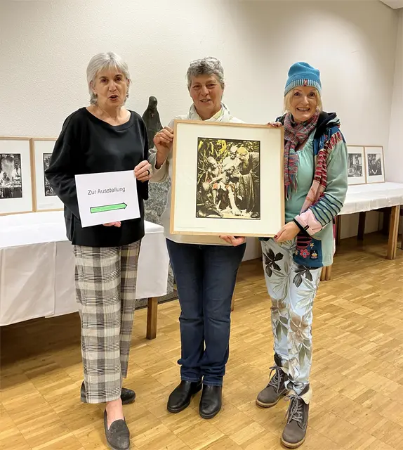 Die Drei sind begeistert von dieser außergewöhnlichen Fotoausstellung: Claudia Acherer (Mitte), die Leiterin vom Frauentreff Kufstein Sparchen, holte die Ausstellung in die Pfarrei und gewann die Pfarrei St. Josef, das kbw Kufstein und die kfb Salzburg als Kooperationspartner: Elisabeth Höpflinger (li) und Tania Zawadil (re). 