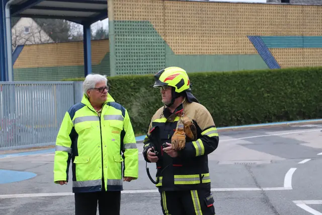 Nicht nur bei der Großeinsatzübung schultert der Portier eine große Verantwortung. Allnex-Portier Alfred Tatzl im Gespräch mit Werndorfs HBI Christian Cafuta. | Foto: Edith Ertl