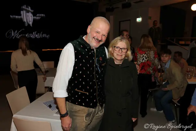 Regisseur Erich Baumgartner freute sich über den Besuch von Frau Dr. Eva Menechetti.