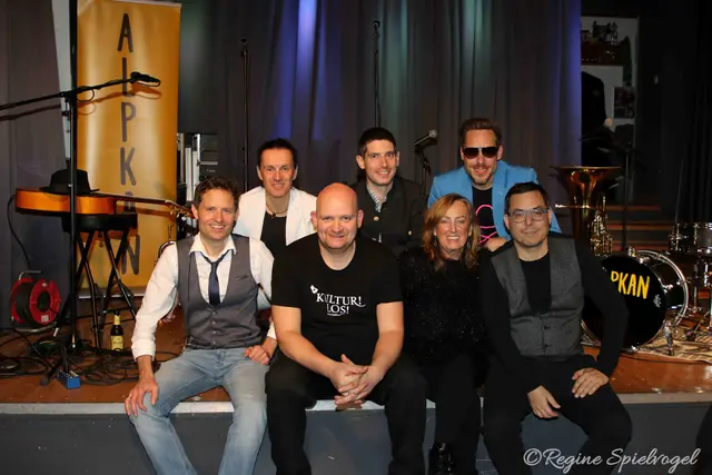 ALPKAN mit "Globaler Volksmusik": eine musikalische Reise, bei der das Publikum gerne mitging und seine Zugaben forderte. Hier mit Obmann der Bühenwirtshäuser NÖ  Roland Mayer und Marina Scheutz-Tatic vom Kulturverein.