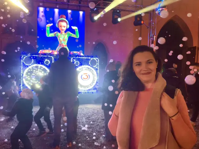 Künstlerin Nadezda Kuzina mit der von ihr geschaffenen "Fee" im Hintergrund. Vorbild war eine reale Tänzerin, die mit KI zur Kunstfigur verwandelt wurde.