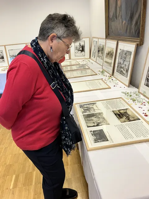 Auch die Frauen vom Frauentreff Kufstein-Sparchen tauchen ein in eine längst vergangene Zeit und ihre Medien für die Öffentlichkeitsarbeit, um Spenden zu lukrieren: Missionsfotografie in Afrika.