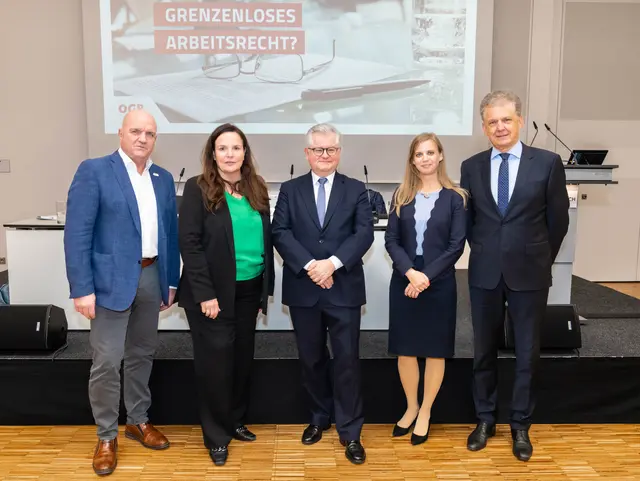 Bei der Fachtagung „Grenzenloses Arbeitsrecht?“ im Arbeitnehmer:innenzentrum St. Pölten (v. li. n. re.): AK Niederösterreich-Präsident und ÖGB NÖ-Vorsitzender Markus Wieser, AK Niederösterreich-Direktorin Mag.a Bettina Heise, MSc., Hon.-Prof. Mag. Dr. Andreas Kumin (Richter am EuGH), Univ.-Prof.in MMag.a Dr.in Diana Niksova, Bakk. (Uni Innsbruck) und Univ.-Prof. Mag. Dr. Dr. h.c. Gert-Peter Reissner (Uni Graz). | Foto: AK Niederösterreich/Mario Scheichel