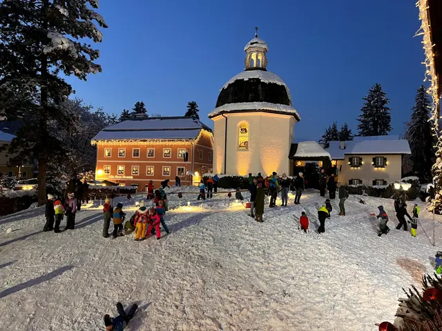 Vom 21. November bis 26. Dezember 2025 lädt der Stille-Nacht-Adventmarkt in Oberndorf zu einer Vorweihnachtszeit voller Tradition, Musik und Weihnachtszauber ein. | Foto: TVB Oberndorf