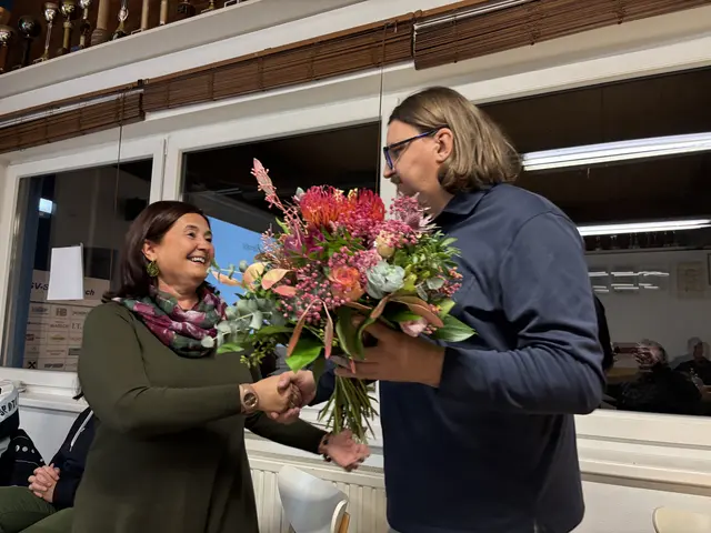Monika Marth wurde von ihrem Gatten und Obmann Christian Marth als Kassierin des Vereins mit einem Blumenstrauß verabschiedet. | Foto: Michael Strini